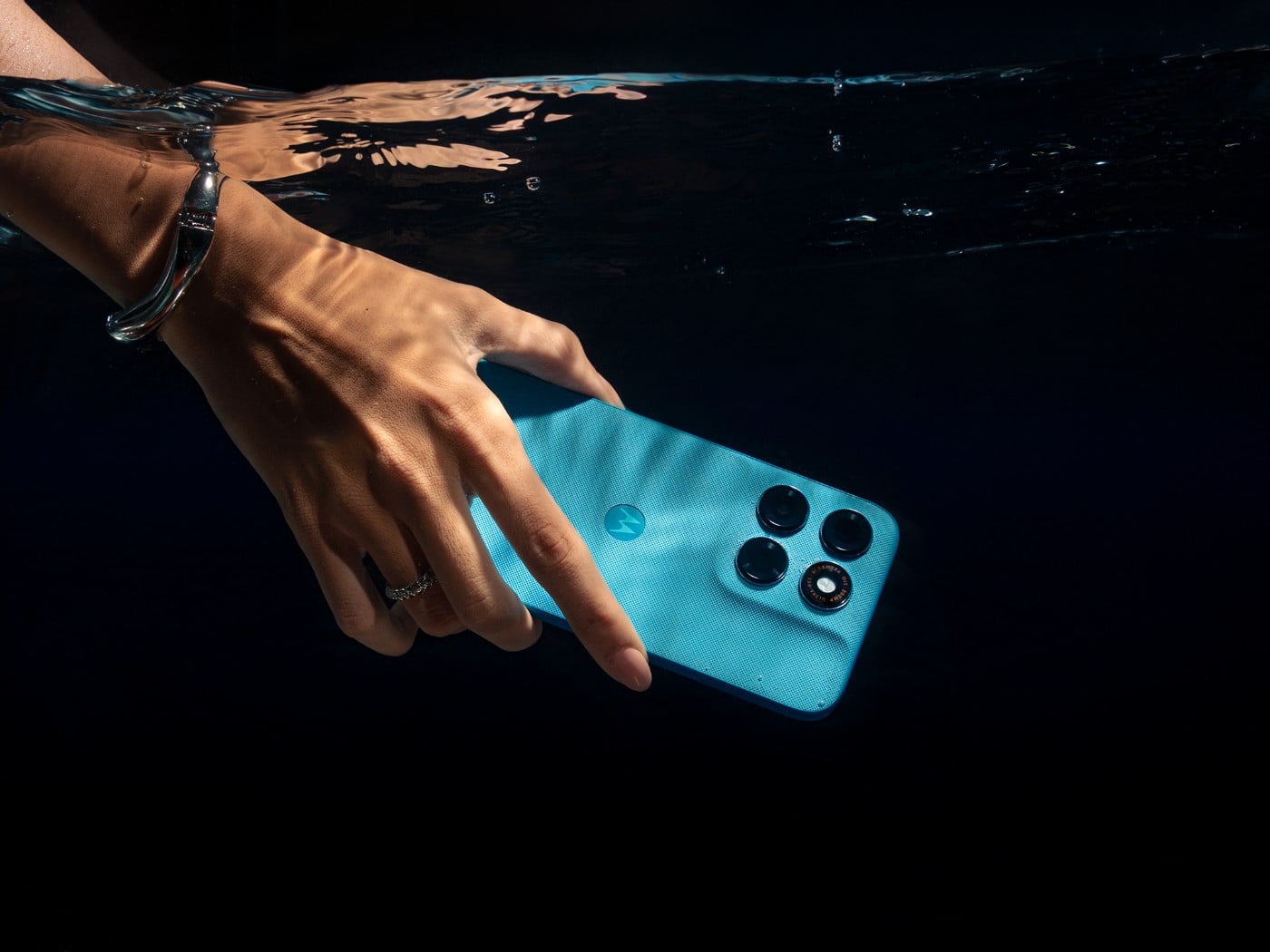 Moto G87 офіційно: 200 МП камера, IP69 і Android 16 у середньому сегменті